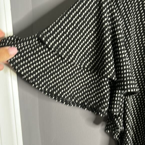 Adrianna Papell Black and White Polka Dot Flutter Sleeve Blouse Size 2X - Picture 3 of 9